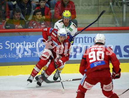 EBEL. Eishockey Bundesliga. EC KAC gegen  VSV.   Lukas Haudum, (KAC),  Kevin Moderer   (VSV). Klagenfurt, am 26.10.2022.
Foto: Kuess
www.qspictures.net
---
pressefotos, pressefotografie, kuess, qs, qspictures, sport, bild, bilder, bilddatenbank