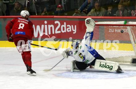 EBEL. Eishockey Bundesliga. EC KAC gegen  VSV.  Nicholas Eric Petersen,  (KAC),  Jean Philippe Lamoureux  (VSV). Klagenfurt, am 26.10.2022.
Foto: Kuess
www.qspictures.net
---
pressefotos, pressefotografie, kuess, qs, qspictures, sport, bild, bilder, bilddatenbank