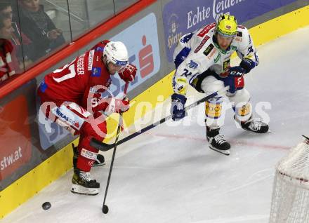 EBEL. Eishockey Bundesliga. EC KAC gegen  VSV.   Fabian Hochegger,  (KAC),  Kevin Moderer  (VSV). Klagenfurt, am 26.10.2022.
Foto: Kuess
www.qspictures.net
---
pressefotos, pressefotografie, kuess, qs, qspictures, sport, bild, bilder, bilddatenbank