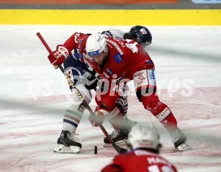 EBEL. Eishockey Bundesliga. EC KAC gegen  Hydro Fehervar AV 19.  Rok Ticar, (KAC),    Brett Findlay  (Fehervar). Klagenfurt, am 28.10.2022.
Foto: Kuess
www.qspictures.net
---
pressefotos, pressefotografie, kuess, qs, qspictures, sport, bild, bilder, bilddatenbank