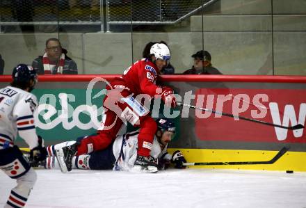 EBEL. Eishockey Bundesliga. EC KAC gegen  Hydro Fehervar AV 19.  Luka Gomboc,   (KAC),    Timothy Campbell (Fehervar). Klagenfurt, am 28.10.2022.
Foto: Kuess
www.qspictures.net
---
pressefotos, pressefotografie, kuess, qs, qspictures, sport, bild, bilder, bilddatenbank