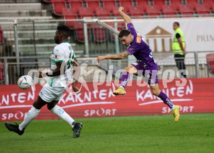 Fussball Bundesliga. SK Austria Klagenfurt gegen WSG Tirol. Sinan Karweina  (Klagenfurt),  Kofi Yeboah Schulz (Tirol). Klagenfurt, am 29.10.2022.
Foto: Kuess
---
pressefotos, pressefotografie, kuess, qs, qspictures, sport, bild, bilder, bilddatenbank