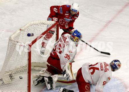 EBEL. Eishockey Bundesliga. EC KAC gegen  EC Red Bull Salzburg.  Rok Ticar, (KAC),    Atte Tolvanen (Salzburg). Klagenfurt, am 30.10.2022.
Foto: Kuess
www.qspictures.net
---
pressefotos, pressefotografie, kuess, qs, qspictures, sport, bild, bilder, bilddatenbank