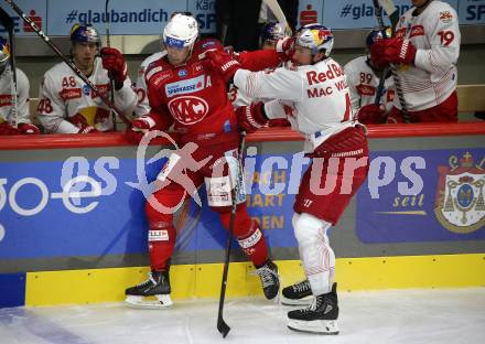 EBEL. Eishockey Bundesliga. EC KAC gegen  EC Red Bull Salzburg.  Matthew Fraser,  (KAC),    Andrew Jay MacWilliam (Salzburg). Klagenfurt, am 30.10.2022.
Foto: Kuess
www.qspictures.net
---
pressefotos, pressefotografie, kuess, qs, qspictures, sport, bild, bilder, bilddatenbank