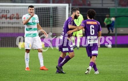 Fussball Bundesliga. SK Austria Klagenfurt gegen WSG Tirol. Kosmas Gkezos, Maximiliano Mereira Romero,   (Klagenfurt),  Raffael Behounek (Tirol). Klagenfurt, am 29.10.2022.
Foto: Kuess
---
pressefotos, pressefotografie, kuess, qs, qspictures, sport, bild, bilder, bilddatenbank