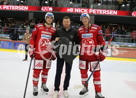 EBEL. Eishockey Bundesliga. EC KAC gegen  EC Red Bull Salzburg. Lukas Haudum, Spieler des Abends Nicholas Eric Petersen  (KAC). Klagenfurt, am 30.10.2022.
Foto: Kuess
www.qspictures.net
---
pressefotos, pressefotografie, kuess, qs, qspictures, sport, bild, bilder, bilddatenbank