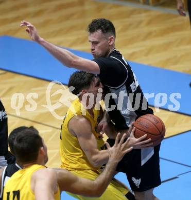 Basketball 2. Liga 2022/2023. Grunddurchgang 4. Runde.  	Woerthersee Piraten gegen  SWARCO RAIDERS Tirol.   Felix Leindecker (Piraten),  Gasper Jordan Rojko (Tirol). Klagenfurt, am 30.10.2022.
Foto: Kuess
www.qspictures.net
---
pressefotos, pressefotografie, kuess, qs, qspictures, sport, bild, bilder, bilddatenbank