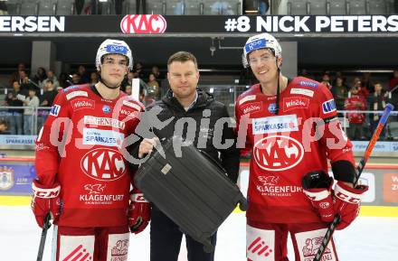 EBEL. Eishockey Bundesliga. EC KAC gegen  EC Red Bull Salzburg.  Lukas Haudum, Spieler des Abends Nicholas Eric Petersen (KAC). Klagenfurt, am 30.10.2022.
Foto: Kuess
www.qspictures.net
---
pressefotos, pressefotografie, kuess, qs, qspictures, sport, bild, bilder, bilddatenbank