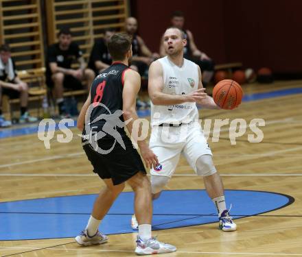 Basketball 2. Liga 2022/2023. Grunddurchgang 4. Runde.  KOS Celovec gegen  Mistelbach Mustangs.  Tim Huber  (KOS),  Jan Kozina (Mistelbach Mustangs). Klagenfurt, am 29.10.2022.
Foto: Kuess
www.qspictures.net
---
pressefotos, pressefotografie, kuess, qs, qspictures, sport, bild, bilder, bilddatenbank