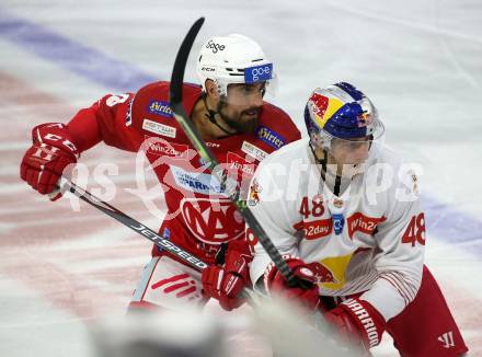 EBEL. Eishockey Bundesliga. EC KAC gegen  EC Red Bull Salzburg. Lucas Lessio, (KAC),    Lucas Thaler   (Salzburg). Klagenfurt, am 30.10.2022.
Foto: Kuess
www.qspictures.net
---
pressefotos, pressefotografie, kuess, qs, qspictures, sport, bild, bilder, bilddatenbank