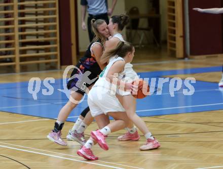 Basketball Damen Superliga. Grunddurchgang 5. Runde. KOS Celovec Damen gegen Vienna United Women.  Monika Ristic, Alina Seher (KOS),  Alona Dobrovolska (Vienna United Women). Klagenfurt, 29.10.2022.
Foto: Kuess
---
pressefotos, pressefotografie, kuess, qs, qspictures, sport, bild, bilder, bilddatenbank