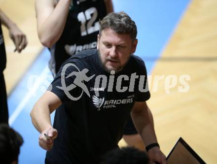 Basketball 2. Liga 2022/2023. Grunddurchgang 4. Runde.  	Woerthersee Piraten gegen  SWARCO RAIDERS Tirol.  Trainer Amir Medinov  (Tirol). Klagenfurt, am 30.10.2022.
Foto: Kuess
www.qspictures.net
---
pressefotos, pressefotografie, kuess, qs, qspictures, sport, bild, bilder, bilddatenbank