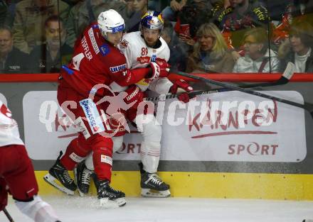 EBEL. Eishockey Bundesliga. EC KAC gegen  EC Red Bull Salzburg.  Kele Steffler,  (KAC),    Florian Baltram (Salzburg). Klagenfurt, am 30.10.2022.
Foto: Kuess
www.qspictures.net
---
pressefotos, pressefotografie, kuess, qs, qspictures, sport, bild, bilder, bilddatenbank