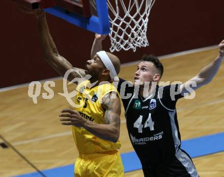 Basketball 2. Liga 2022/2023. Grunddurchgang 4. Runde.  	Woerthersee Piraten gegen  SWARCO RAIDERS Tirol.   Shawn L. Ray (Piraten), Gasper Jordan Rojko  (Tirol). Klagenfurt, am 30.10.2022.
Foto: Kuess
www.qspictures.net
---
pressefotos, pressefotografie, kuess, qs, qspictures, sport, bild, bilder, bilddatenbank