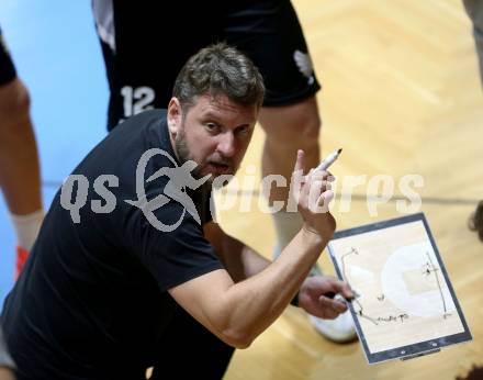 Basketball 2. Liga 2022/2023. Grunddurchgang 4. Runde.  	Woerthersee Piraten gegen  SWARCO RAIDERS Tirol.  Trainer Amir Medinov  (Tirol). Klagenfurt, am 30.10.2022.
Foto: Kuess
www.qspictures.net
---
pressefotos, pressefotografie, kuess, qs, qspictures, sport, bild, bilder, bilddatenbank