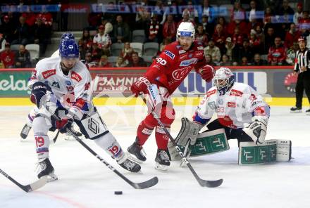 EBEL. Eishockey Bundesliga. EC KAC gegen  HC Innsbruck - Die Haie. Matthew Fraser,  (KAC),    Tyler Cuma, Thomas Edward McCollum  (Innsbruck). Klagenfurt, am 1.11.2022.
Foto: Kuess
www.qspictures.net
---
pressefotos, pressefotografie, kuess, qs, qspictures, sport, bild, bilder, bilddatenbank