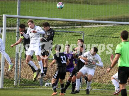 Fussball Kaerntner Liga. Koettmannsdorf gegen St. Jakob/Ros..  Nicolas Manuel Modritz (Koettmannsdorf),  Manuel Thomas Guggenberger, Manuel Alexander Schuettelkopf   (St. Jakob). KLagenfurt, am 5.11.2022.
Foto: Kuess

---
pressefotos, pressefotografie, kuess, qs, qspictures, sport, bild, bilder, bilddatenbank