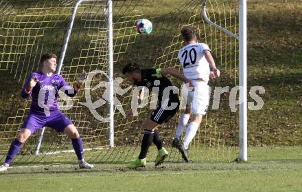 Fussball Kaerntner Liga. Koettmannsdorf gegen St. Jakob/Ros..  Patrick Rene Striednig
 (Koettmannsdorf),  Manuel Alexander Schuettelkopf ,  Christopher Altmann (St. Jakob). KLagenfurt, am 5.11.2022.
Foto: Kuess

---
pressefotos, pressefotografie, kuess, qs, qspictures, sport, bild, bilder, bilddatenbank