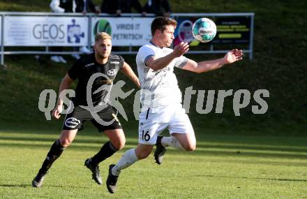 Fussball Kaerntner Liga. Koettmannsdorf gegen St. Jakob/Ros..   Nace Erzen (Koettmannsdorf),    Jonas Warmuth (St. Jakob). KLagenfurt, am 5.11.2022.
Foto: Kuess

---
pressefotos, pressefotografie, kuess, qs, qspictures, sport, bild, bilder, bilddatenbank