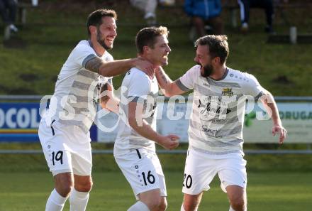 Fussball Kaerntner Liga. Koettmannsdorf gegen St. Jakob/Ros..  Torjubel Nace Erzen, Patrick Rene Striednig,  Christopher Sallinger (Koettmannsdorf). Koettmannsdorf, am 5.11.2022.
Foto: Kuess

---
pressefotos, pressefotografie, kuess, qs, qspictures, sport, bild, bilder, bilddatenbank