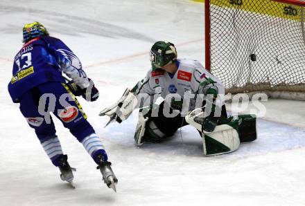 EBEL. Eishockey Bundesliga. EC VSV gegen HK SZ Olimpija. Chris Collins,  (VSV),  Anthony Morrone   (Olimpija). Villach, am 6.11.2022.
Foto: Kuess
www.qspictures.net
---
pressefotos, pressefotografie, kuess, qs, qspictures, sport, bild, bilder, bilddatenbank