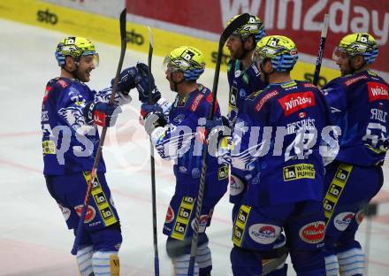 EBEL. Eishockey Bundesliga. EC VSV gegen HK SZ Olimpija.   Torjubel John Hughes, Anthony Luciani, Simon Despres, Robert Sabolic (VSV). Villach, am 6.11.2022.
Foto: Kuess
www.qspictures.net
---
pressefotos, pressefotografie, kuess, qs, qspictures, sport, bild, bilder, bilddatenbank