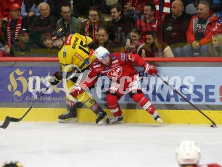 EBEL. Eishockey Bundesliga. EC KAC gegen  spusu Vienna Capitals.  Rihard Bukarts, (KAC),     James Sheppard  (Vienna Capitals). Klagenfurt, am 6.11.2022.
Foto: Kuess
www.qspictures.net
---
pressefotos, pressefotografie, kuess, qs, qspictures, sport, bild, bilder, bilddatenbank