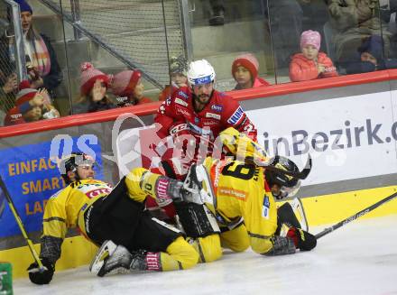 EBEL. Eishockey Bundesliga. EC KAC gegen  spusu Vienna Capitals.  Steven Strong, (KAC),    Radek Prokes, Lukas Kainz  (Vienna Capitals). Klagenfurt, am 6.11.2022.
Foto: Kuess
www.qspictures.net
---
pressefotos, pressefotografie, kuess, qs, qspictures, sport, bild, bilder, bilddatenbank