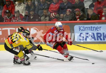 EBEL. Eishockey Bundesliga. EC KAC gegen  spusu Vienna Capitals.  Lucas lessio, (KAC),    Nico Brunner  (Vienna Capitals). Klagenfurt, am 6.11.2022.
Foto: Kuess
www.qspictures.net
---
pressefotos, pressefotografie, kuess, qs, qspictures, sport, bild, bilder, bilddatenbank