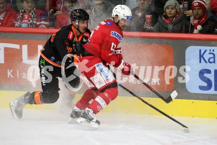 EBEL. Eishockey Bundesliga. EC KAC gegen  Moser Medical Graz99ers.  Bukarts Rihards (KAC),    Zusevics Zintis Nauris (Graz). Klagenfurt, am 15.11.2022.
Foto: Kuess
www.qspictures.net
---
pressefotos, pressefotografie, kuess, qs, qspictures, sport, bild, bilder, bilddatenbank