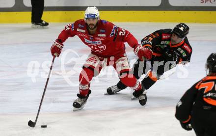 EBEL. Eishockey Bundesliga. EC KAC gegen  Moser Medical Graz99ers.  Strong Steven (KAC),    Schiechl Michael (Graz). Klagenfurt, am 15.11.2022.
Foto: Kuess
www.qspictures.net
---
pressefotos, pressefotografie, kuess, qs, qspictures, sport, bild, bilder, bilddatenbank