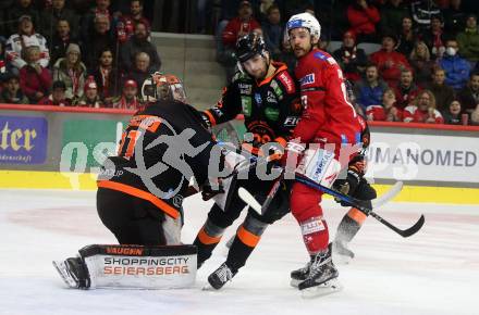 EBEL. Eishockey Bundesliga. EC KAC gegen  Moser Medical Graz99ers.  Ganahl Manuel (KAC),    Egger Amadeus Benito, Engstrand Christian (Graz). Klagenfurt, am 15.11.2022.
Foto: Kuess
www.qspictures.net
---
pressefotos, pressefotografie, kuess, qs, qspictures, sport, bild, bilder, bilddatenbank