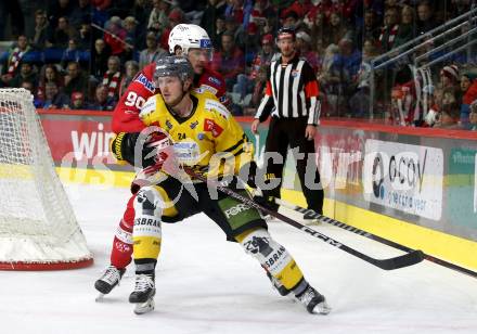 EBEL. Eishockey Bundesliga. EC KAC gegen  HC Pustertal Woelfe. Matthew Fraser,  (KAC),    Matthew Spencer  (Pustertal). Klagenfurt, am 18.11.2022.
Foto: Kuess
www.qspictures.net
---
pressefotos, pressefotografie, kuess, qs, qspictures, sport, bild, bilder, bilddatenbank