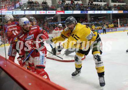 EBEL. Eishockey Bundesliga. EC KAC gegen  HC Pustertal Woelfe. Rihards Bukarts,   (KAC),    Reece Kenneth Willcox (Pustertal). Klagenfurt, am 18.11.2022.
Foto: Kuess
www.qspictures.net
---
pressefotos, pressefotografie, kuess, qs, qspictures, sport, bild, bilder, bilddatenbank