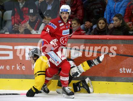 EBEL. Eishockey Bundesliga. EC KAC gegen  HC Pustertal Woelfe.  Lukas Haudum,  (KAC),    Wyatt Dayle Ege (Pustertal). Klagenfurt, am 18.11.2022.
Foto: Kuess
www.qspictures.net
---
pressefotos, pressefotografie, kuess, qs, qspictures, sport, bild, bilder, bilddatenbank