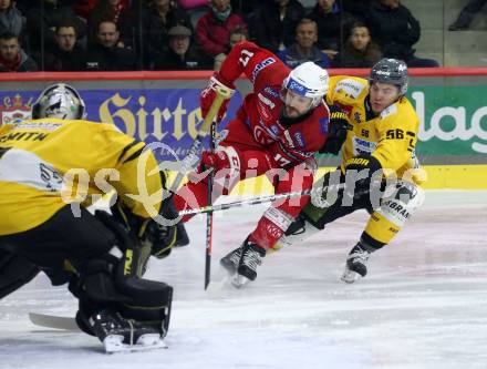 EBEL. Eishockey Bundesliga. EC KAC gegen  HC Pustertal Woelfe. Manuel Ganahl,   (KAC),    Benjamin John Newhouse (Pustertal). Klagenfurt, am 18.11.2022.
Foto: Kuess
www.qspictures.net
---
pressefotos, pressefotografie, kuess, qs, qspictures, sport, bild, bilder, bilddatenbank