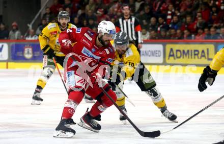 EBEL. Eishockey Bundesliga. EC KAC gegen  HC Pustertal Woelfe.  Steven Strong,  (KAC),    Marc-Olivier Roy (Pustertal). Klagenfurt, am 18.11.2022.
Foto: Kuess
www.qspictures.net
---
pressefotos, pressefotografie, kuess, qs, qspictures, sport, bild, bilder, bilddatenbank