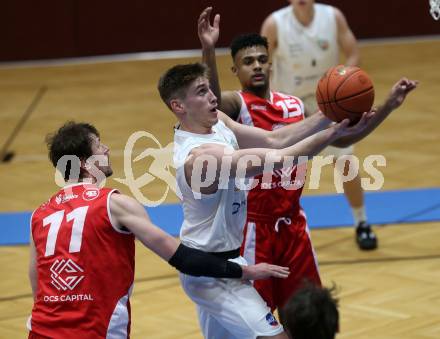 Basketball 2. Liga 2022/2023. Grunddurchgang 7. Runde.  KOS Celovec gegen  Upper Austrian Ballers.   Andrej Blazevic (KOS),  Justin Sedlak (Austrian Ballers). Klagenfurt, am 20.11.2022.
Foto: Kuess
www.qspictures.net
---
pressefotos, pressefotografie, kuess, qs, qspictures, sport, bild, bilder, bilddatenbank