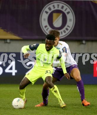 Fussball Woertherseecup. SK Austria Klagenfurt gegen 1860 Muenchen. Thorsten Mahrer,   (Austria Klagenfurt),   Joseph Bayamba (1860 Muenchen). Klagenfurt, 20.11.2022.
Foto: Kuess
---
pressefotos, pressefotografie, kuess, qs, qspictures, sport, bild, bilder, bilddatenbank