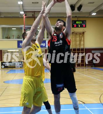 Basketball 2. Liga 2022/2023. Grunddurchgang 10. Runde. Woerthersee Piraten gegen  Mistelbach Mustangs.  Jan-Arne Apschner,  (Piraten),  Viktor Vasat (Mistelbach). Klagenfurt, am 10.12.2022.
Foto: Kuess
www.qspictures.net
---
pressefotos, pressefotografie, kuess, qs, qspictures, sport, bild, bilder, bilddatenbank