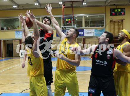 Basketball 2. Liga 2022/2023. Grunddurchgang 10. Runde. Woerthersee Piraten gegen  Mistelbach Mustangs.  Jan-Arne Apschner, Maximilian Kunovjanek  (Piraten),  Viktor Vasat (Mistelbach). Klagenfurt, am 10.12.2022.
Foto: Kuess
www.qspictures.net
---
pressefotos, pressefotografie, kuess, qs, qspictures, sport, bild, bilder, bilddatenbank