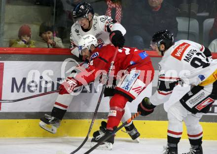 EBEL. Eishockey Bundesliga. EC KAC gegen  Pioneers Vorarlberg.  Steven Strong, (KAC),    Luca Erne (Vorarlberg). Klagenfurt, am 11.12.2022.
Foto: Kuess
www.qspictures.net
---
pressefotos, pressefotografie, kuess, qs, qspictures, sport, bild, bilder, bilddatenbank