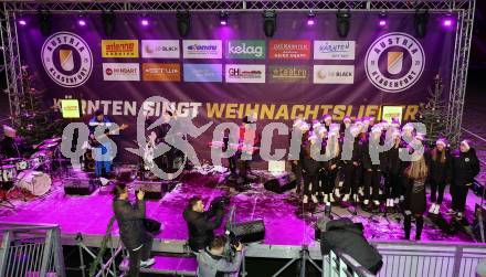 Fussballl Bundesliga. SK Austria Klagenfurt. Kaernten singt Weihnachtslieder.   Damen Mannschaft SK Austria Klagenfurt. Klagenfurt, am 11.12.2022.
Foto:Kuess

---
pressefotos, pressefotografie, kuess, qs, qspictures, sport, bild, bilder, bilddatenbank