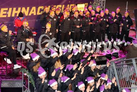 Fussballl Bundesliga. SK Austria Klagenfurt. Kaernten singt Weihnachtslieder.   Kampfmannschaft SK Austria Klagenfurt. Klagenfurt, am 11.12.2022.
Foto:Kuess

---
pressefotos, pressefotografie, kuess, qs, qspictures, sport, bild, bilder, bilddatenbank