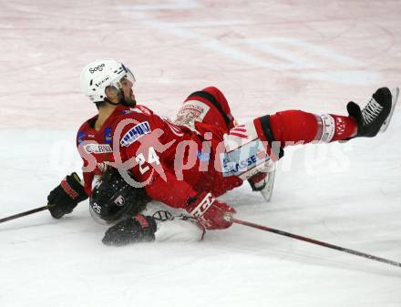 EBEL. Eishockey Bundesliga. EC KAC gegen  Pioneers Vorarlberg.  Steven Strong,  (KAC),     Julian Metzler (Vorarlberg). Klagenfurt, am 11.12.2022.
Foto: Kuess
www.qspictures.net
---
pressefotos, pressefotografie, kuess, qs, qspictures, sport, bild, bilder, bilddatenbank