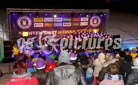 Fussballl Bundesliga. SK Austria Klagenfurt. Kaernten singt Weihnachtslieder.  Damen Mannschaft, Kampfmannschaft SK Austria Klagenfurt . Klagenfurt, am 11.12.2022.
Foto:Kuess

---
pressefotos, pressefotografie, kuess, qs, qspictures, sport, bild, bilder, bilddatenbank