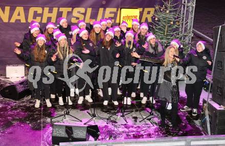 Fussballl Bundesliga. SK Austria Klagenfurt. Kaernten singt Weihnachtslieder.   Damen Mannschaft SK Austria Klagenfurt. Klagenfurt, am 11.12.2022.
Foto:Kuess

---
pressefotos, pressefotografie, kuess, qs, qspictures, sport, bild, bilder, bilddatenbank