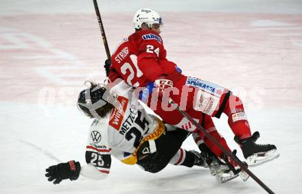 EBEL. Eishockey Bundesliga. EC KAC gegen  Pioneers Vorarlberg.  Steven Strong,  (KAC),     Julian Metzler (Vorarlberg). Klagenfurt, am 11.12.2022.
Foto: Kuess
www.qspictures.net
---
pressefotos, pressefotografie, kuess, qs, qspictures, sport, bild, bilder, bilddatenbank