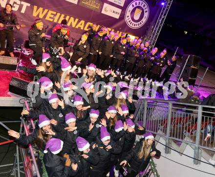 Fussballl Bundesliga. SK Austria Klagenfurt. Kaernten singt Weihnachtslieder.   Damen Mannschaft, Kampfmannschaft SK Austria Klagenfurt. Klagenfurt, am 11.12.2022.
Foto:Kuess

---
pressefotos, pressefotografie, kuess, qs, qspictures, sport, bild, bilder, bilddatenbank