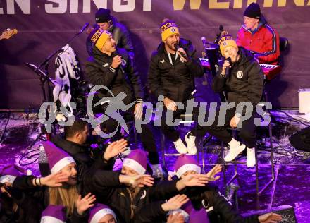 Fussballl Bundesliga. SK Austria Klagenfurt. Kaernten singt Weihnachtslieder.   Christopher Wernitznig, Sandro Zakany, Fabian Miesenboeck. Klagenfurt, am 11.12.2022.
Foto:Kuess

---
pressefotos, pressefotografie, kuess, qs, qspictures, sport, bild, bilder, bilddatenbank